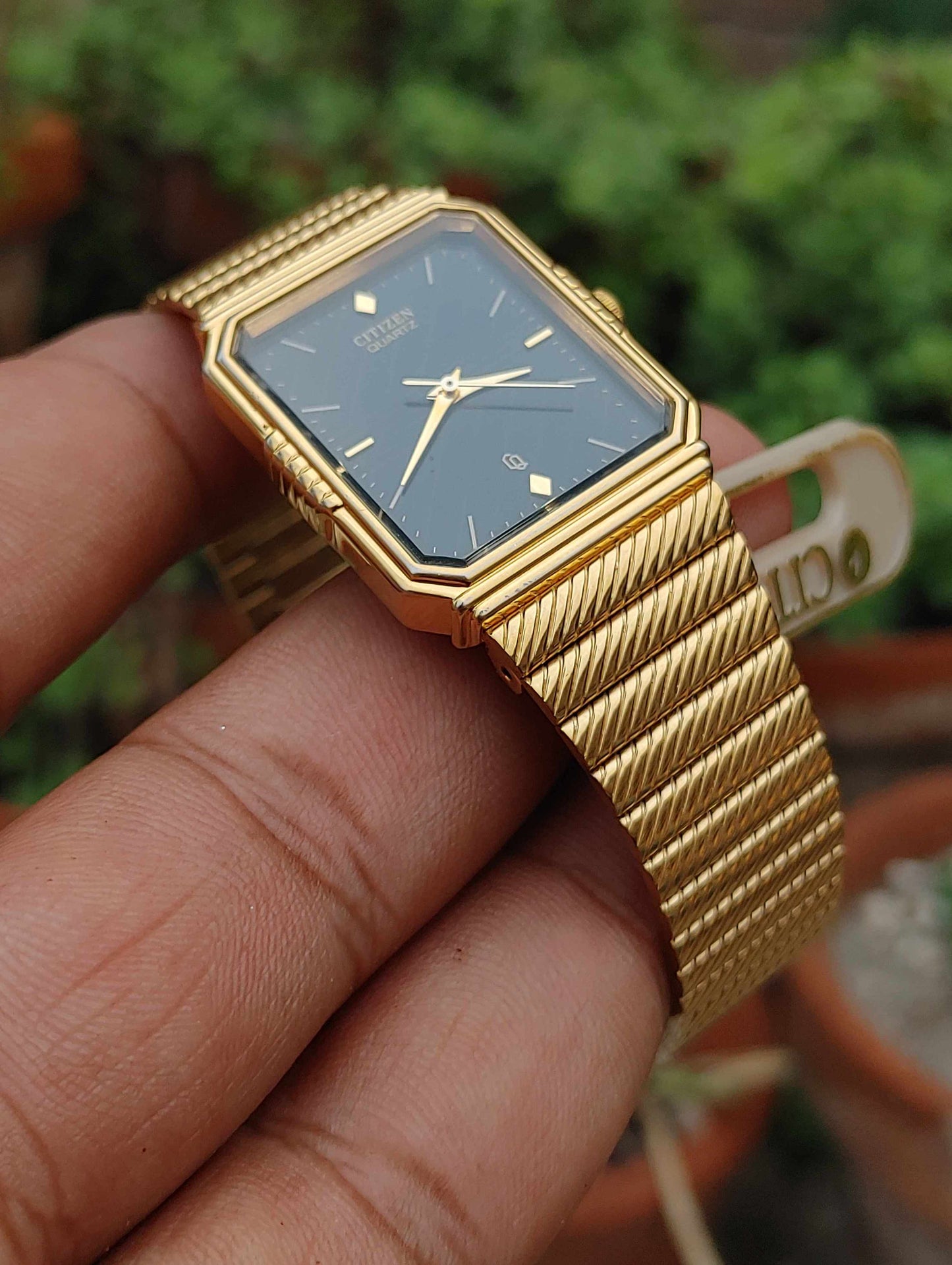 Vintage 32mm unisex Watch Beautiful Gold