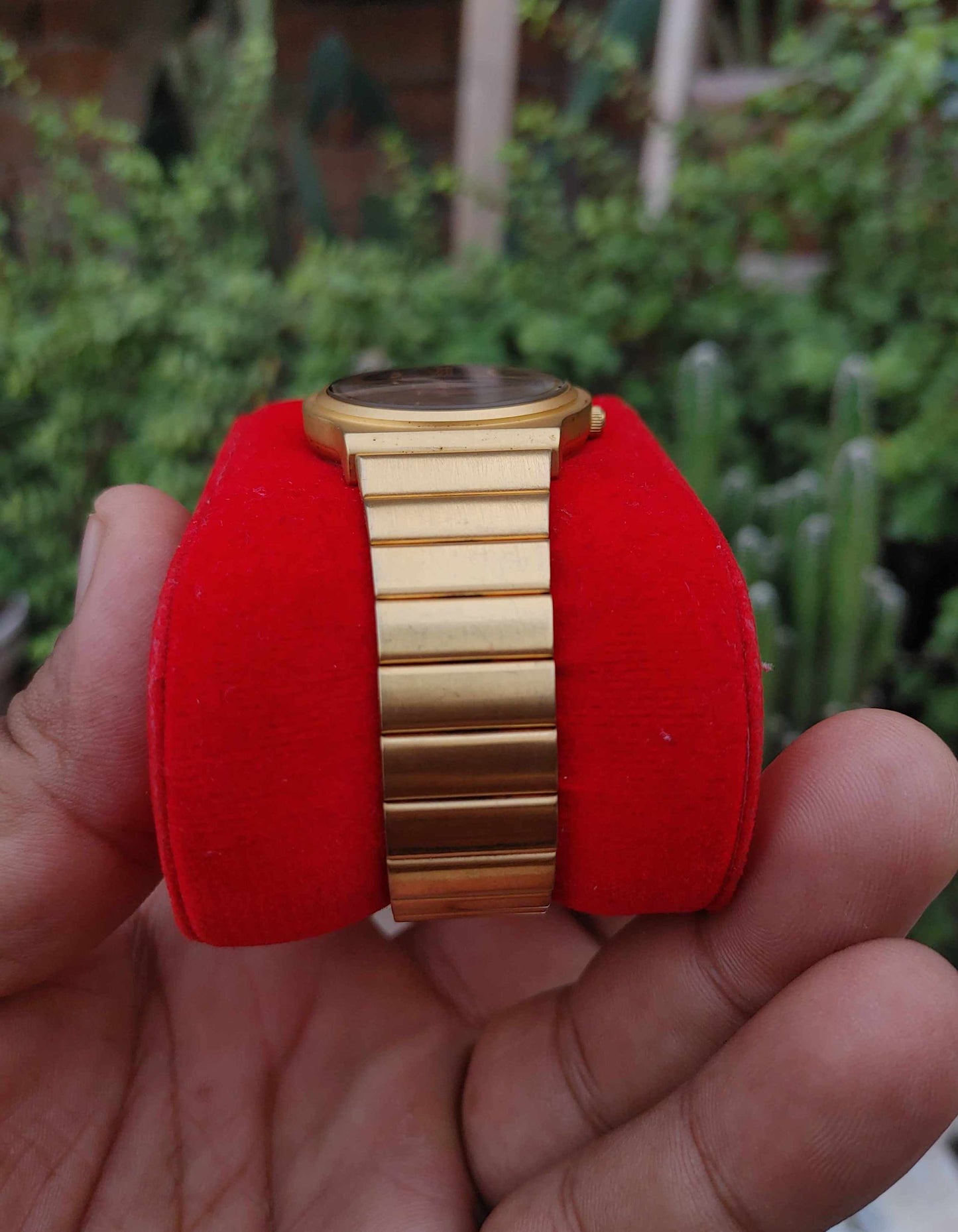 Bonito Vintage Date and Day Golden Vintage Watch For Men