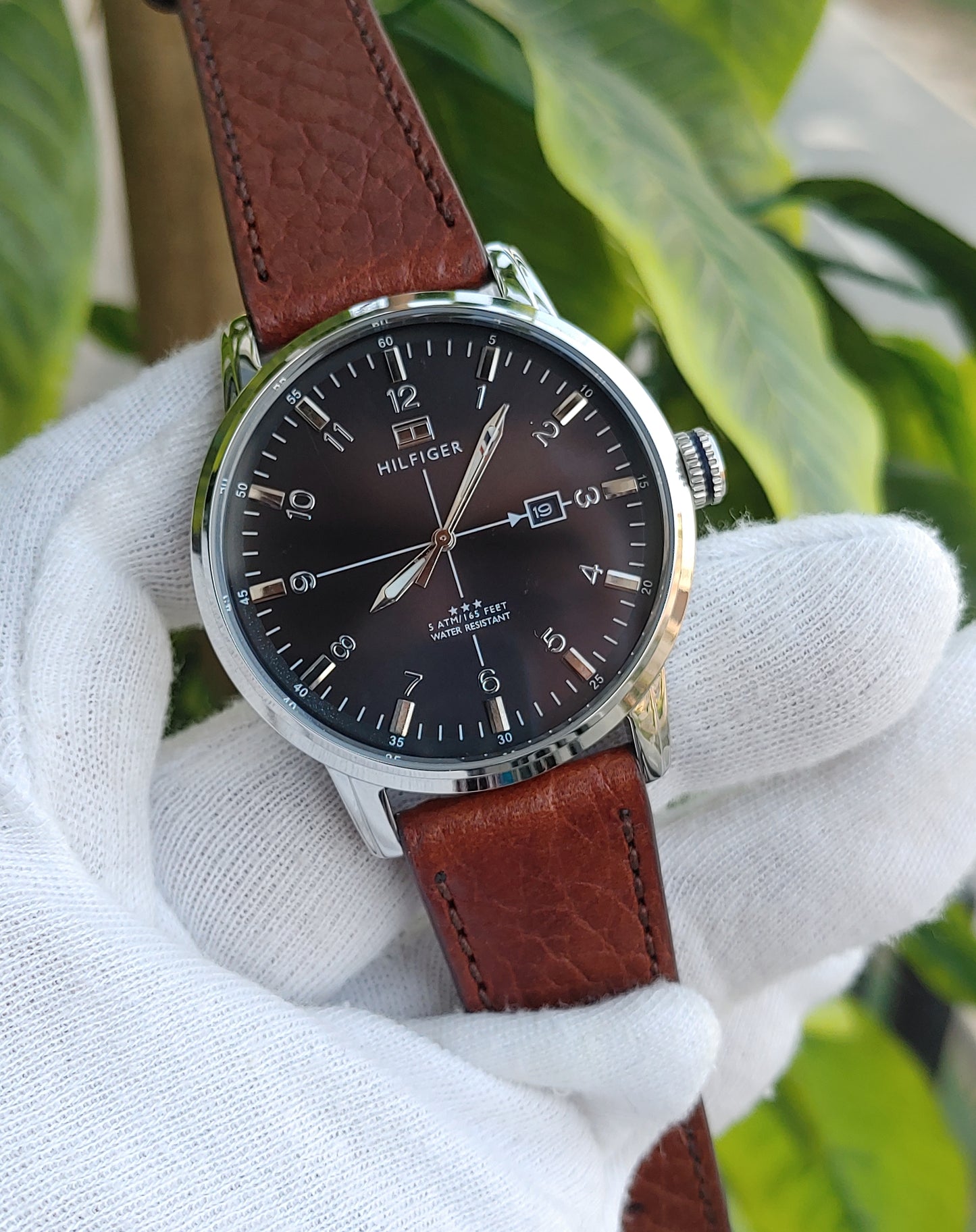 Tommy Hilfiger 1710330 Men's Leather Strap Watch – Elegant Casual Design