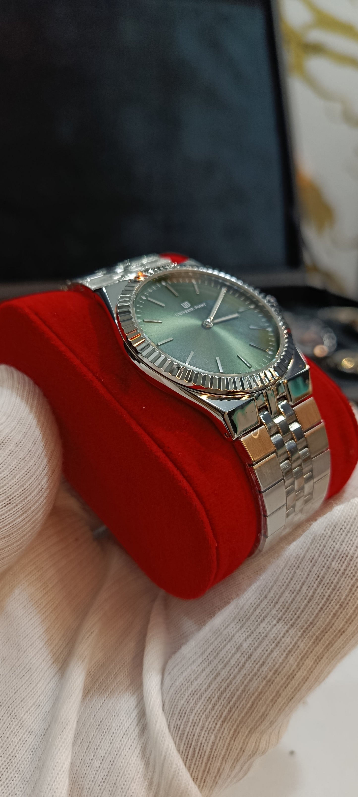UNIVERSE POINT Watch with Fluted Bezel & Metal Bracelet