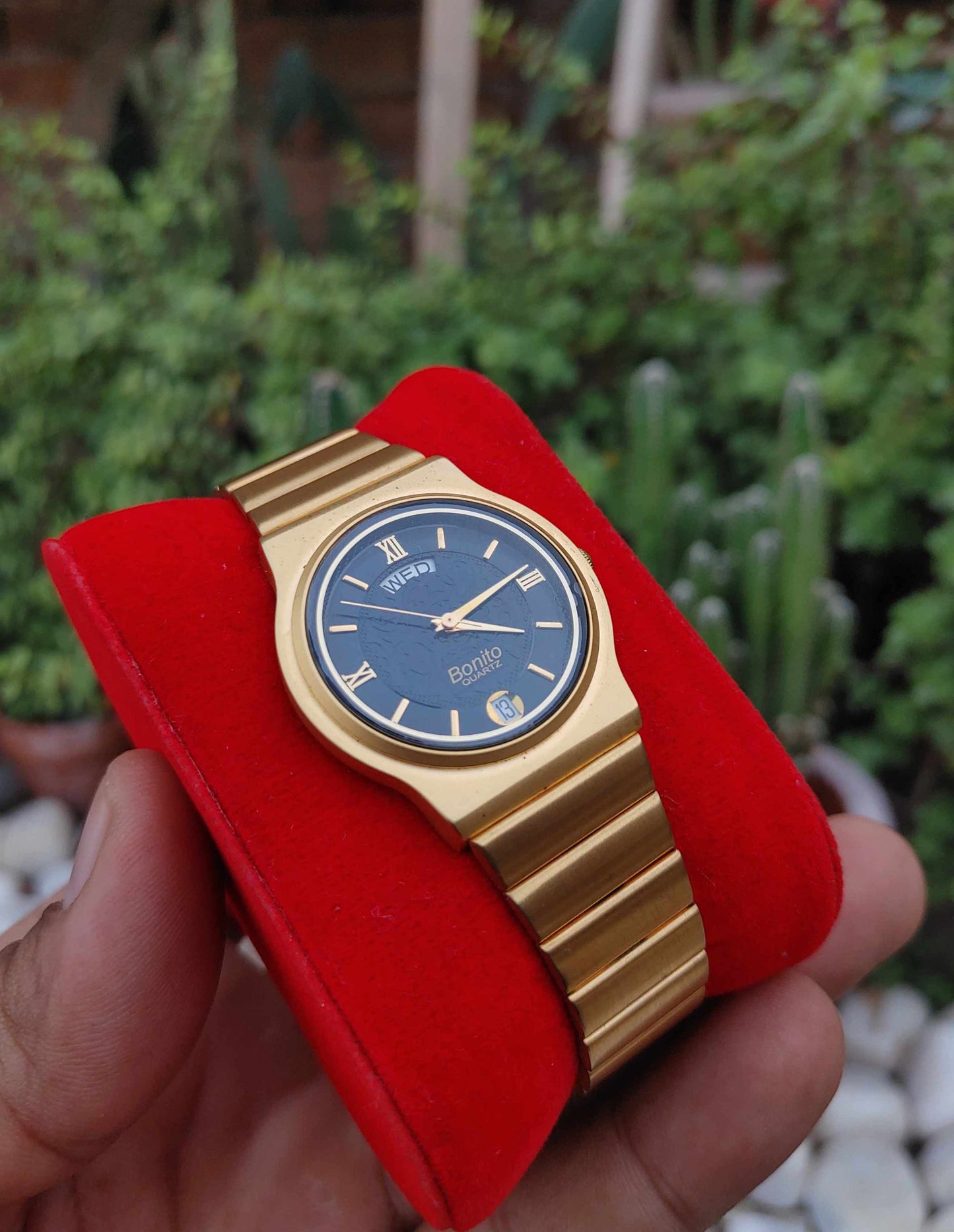 Bonito Vintage Date and Day Golden Vintage Watch For Men