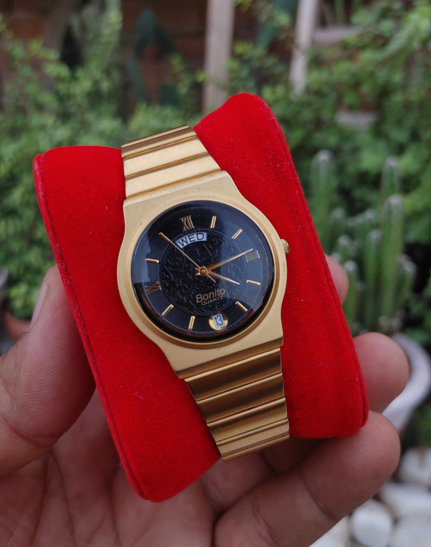 Bonito Vintage Date and Day Golden Vintage Watch For Men