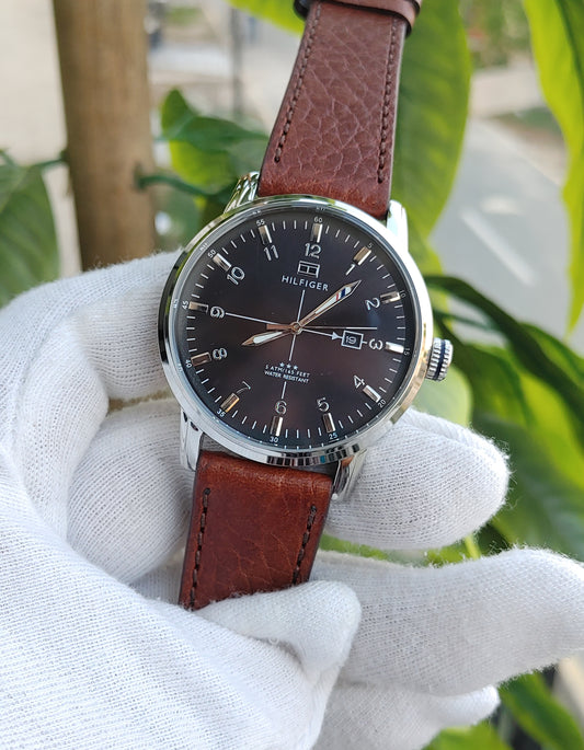 Tommy Hilfiger 1710330 Men's Leather Strap Watch – Elegant Casual Design