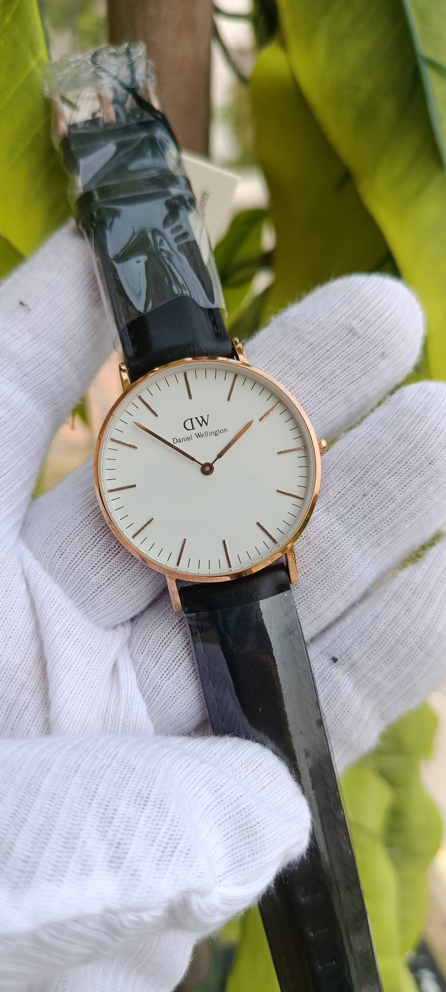 Daniel Wellington Classic Sheffield Watch – White Dial, Rose Gold Case, Black Leather Strap 36mm