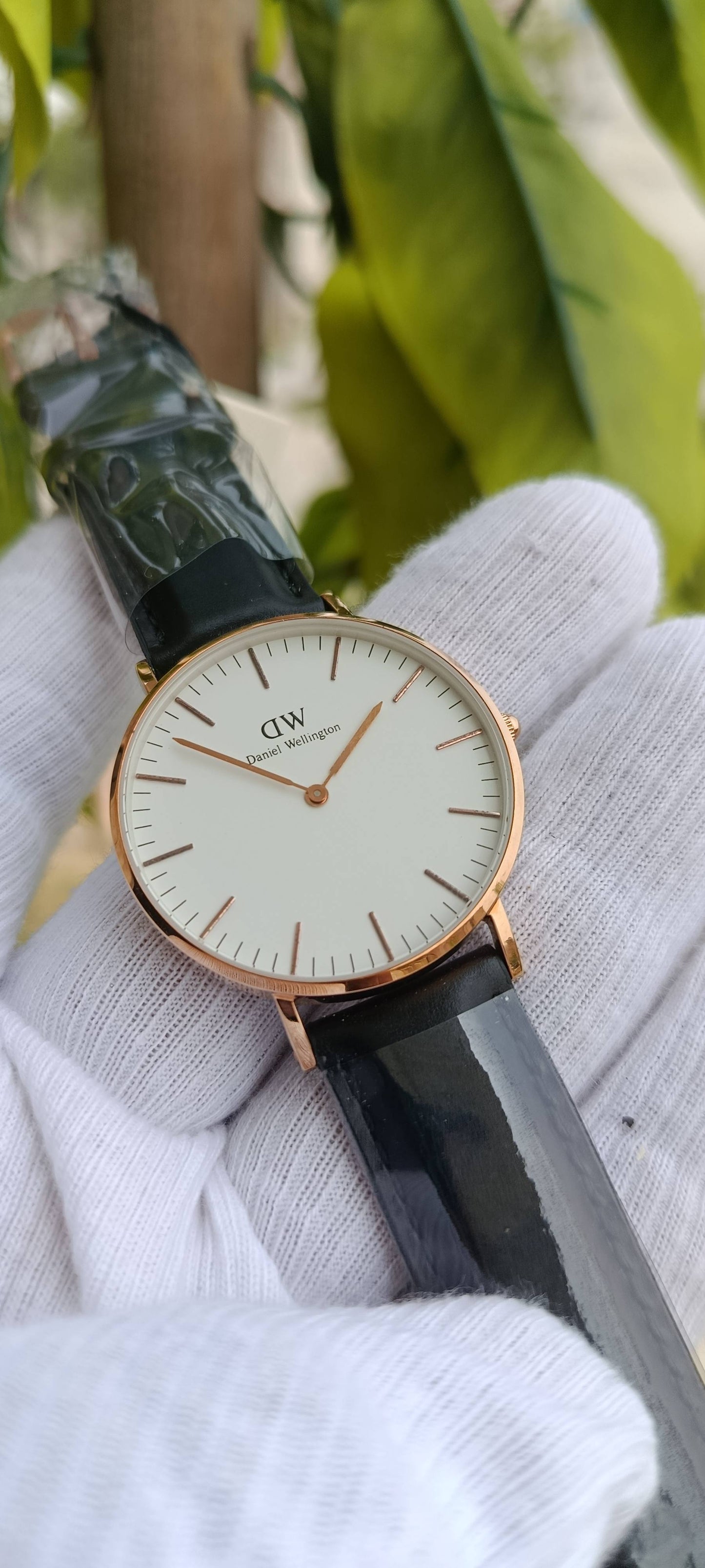 Daniel Wellington Classic Sheffield Watch – White Dial, Rose Gold Case, Black Leather Strap 36mm