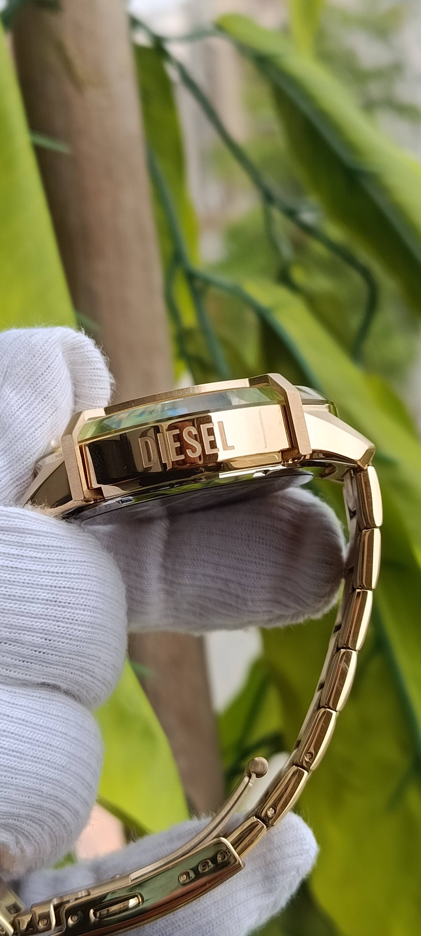 Diesel Griffed Chronograph Men's Watch – Gold-Tone Stainless Steel, Gold Sunray Dial, 48mm (DZ4573)