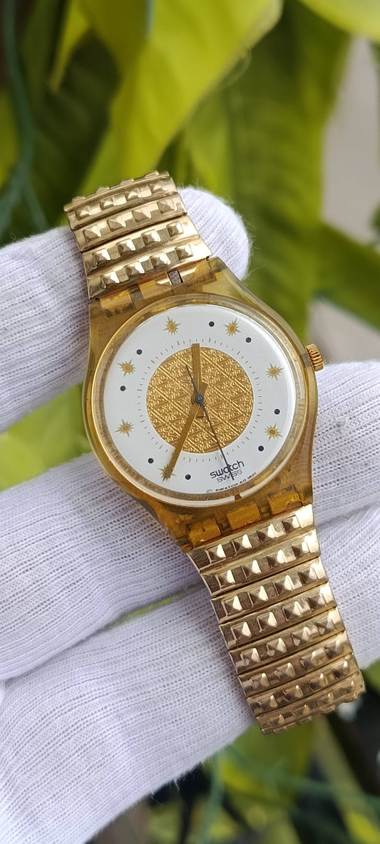Vintage Swatch Gold-Tone Watch – White Sun-Motif Dial, Textured Gold Center, Gold Bracelet (Swiss, 1991)