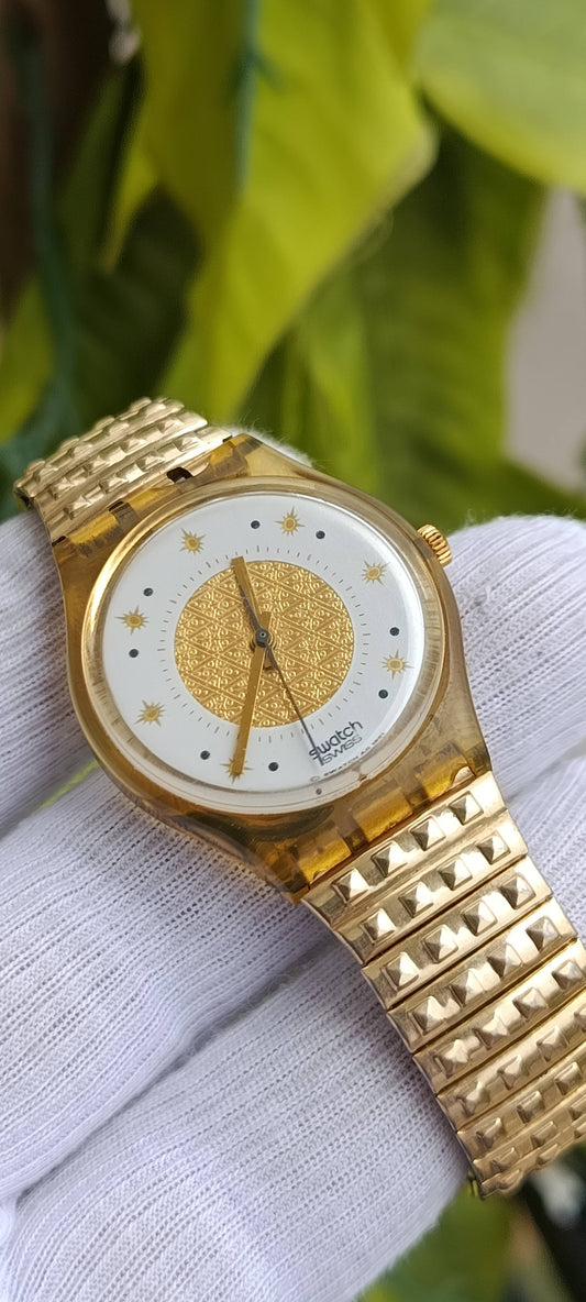 Vintage Swatch Gold-Tone Watch – White Sun-Motif Dial, Textured Gold Center, Gold Bracelet (Swiss, 1991)