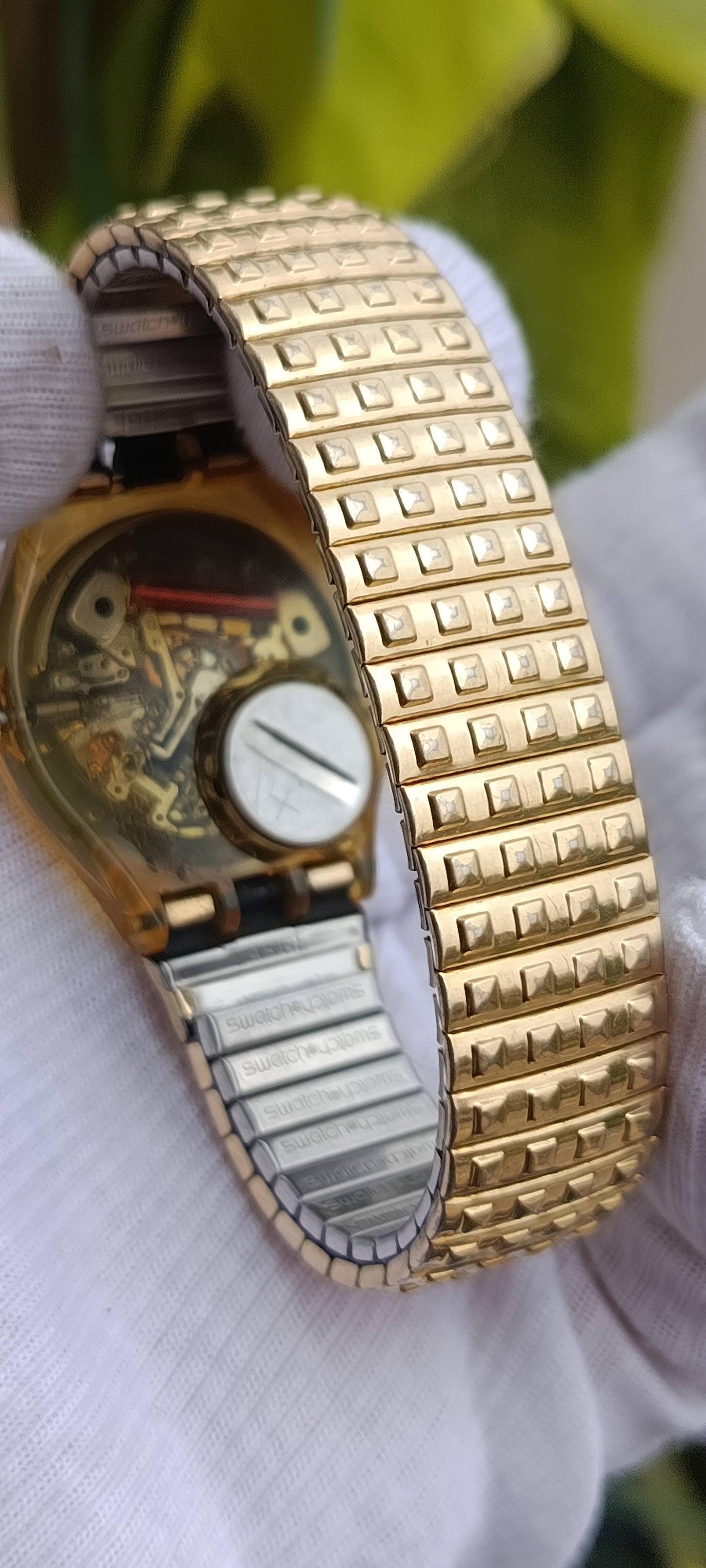 Vintage Swatch Gold-Tone Watch – White Sun-Motif Dial, Textured Gold Center, Gold Bracelet (Swiss, 1991)