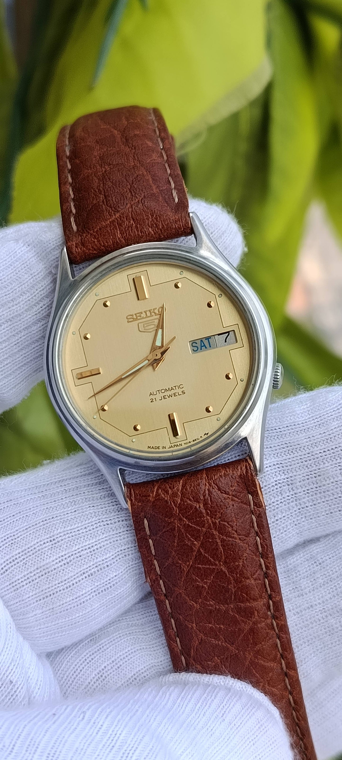 Vintage Seiko 5 Automatic Men's Watch – Gold Dial, Day/Date, 21 Jewels