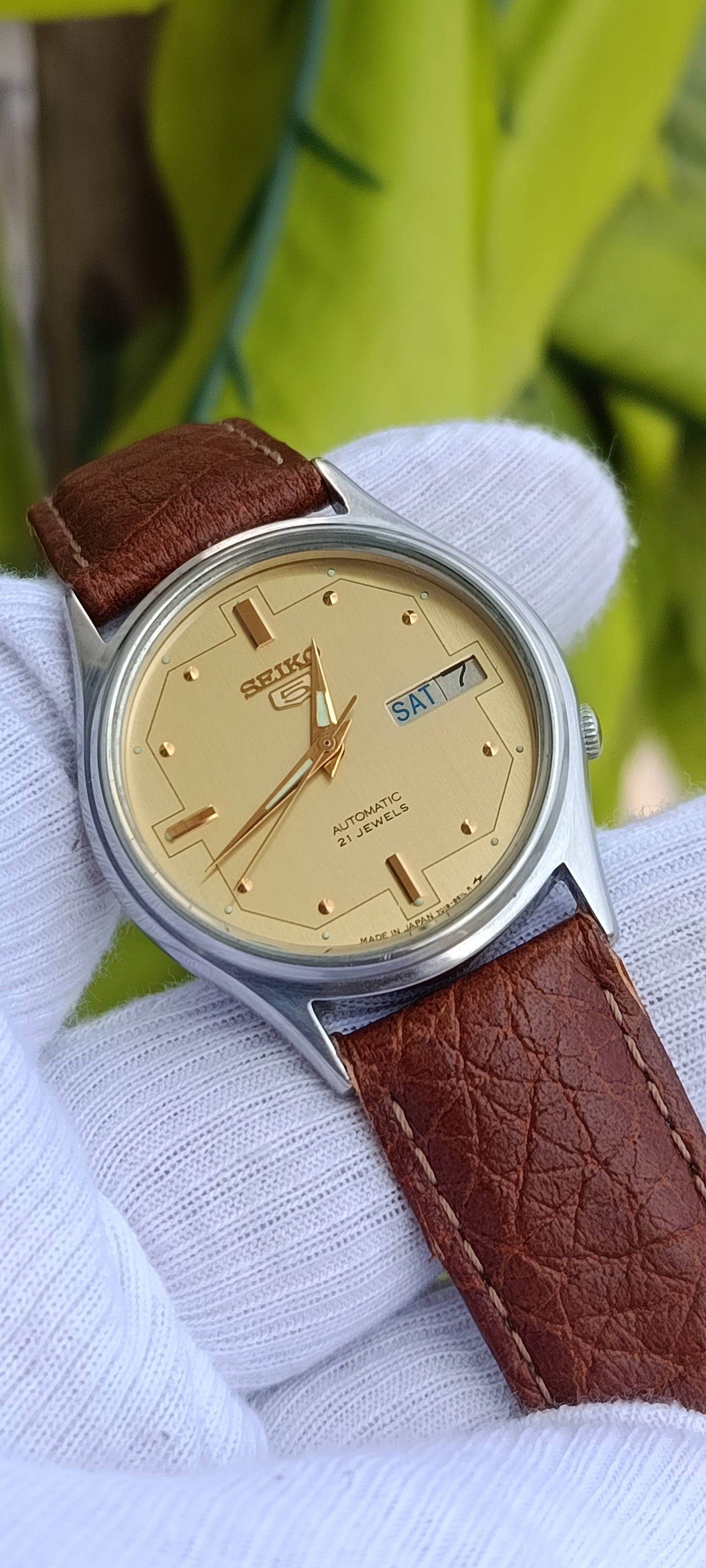 Vintage Seiko 5 Automatic Men's Watch – Gold Dial, Day/Date, 21 Jewels