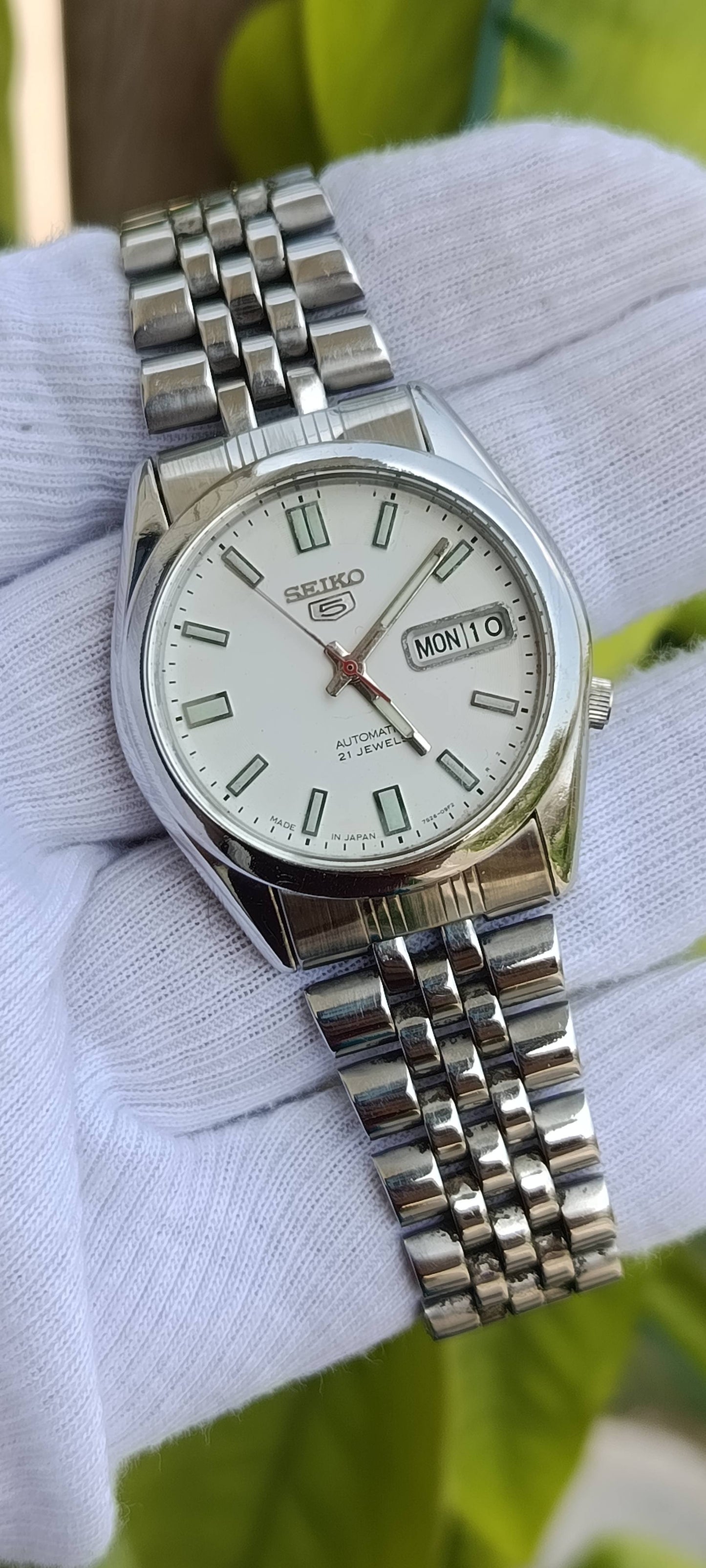 Vintage Seiko 5 Automatic Watch | White Dial | Rectangular Baton Markers | Day-Date Function | 21 Jewels | Exhibition-Style Case Back | Ref. 7S26-0972 | Stainless Steel Jubilee-Style Bracelet