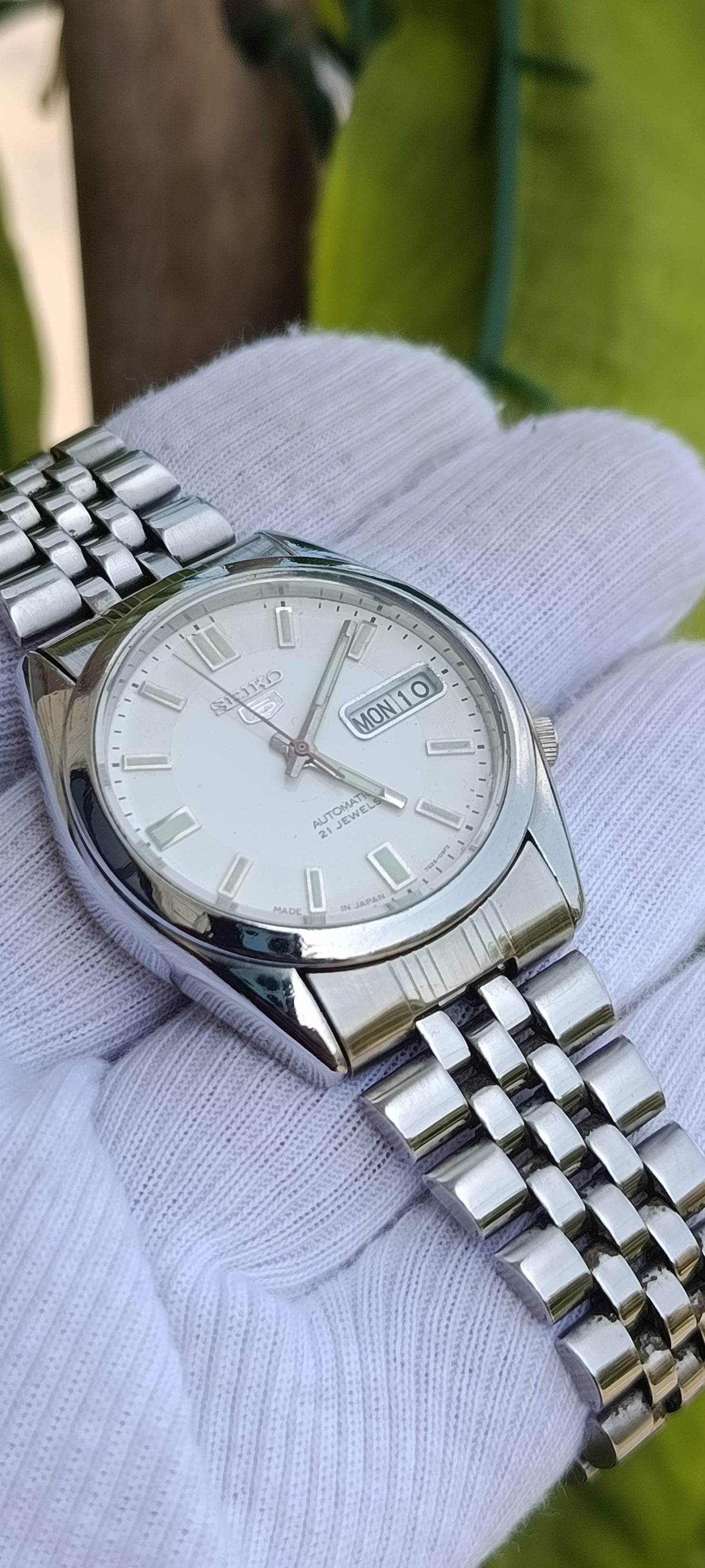 Vintage Seiko 5 Automatic Watch | White Dial | Rectangular Baton Markers | Day-Date Function | 21 Jewels | Exhibition-Style Case Back | Ref. 7S26-0972 | Stainless Steel Jubilee-Style Bracelet