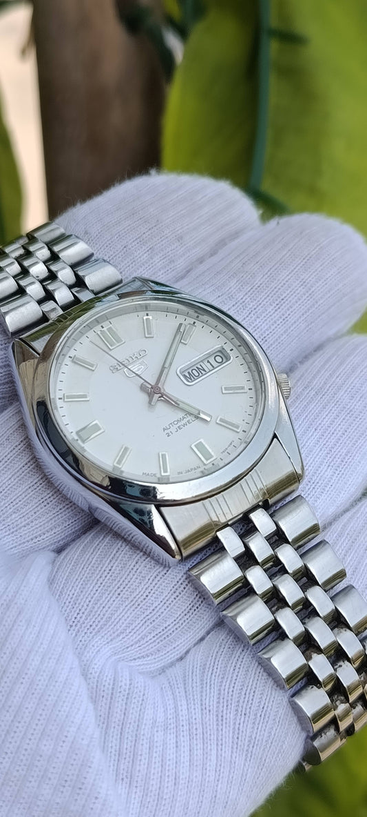 Vintage Seiko 5 Automatic Watch | White Dial | Rectangular Baton Markers | Day-Date Function | 21 Jewels | Exhibition-Style Case Back | Ref. 7S26-0972 | Stainless Steel Jubilee-Style Bracelet