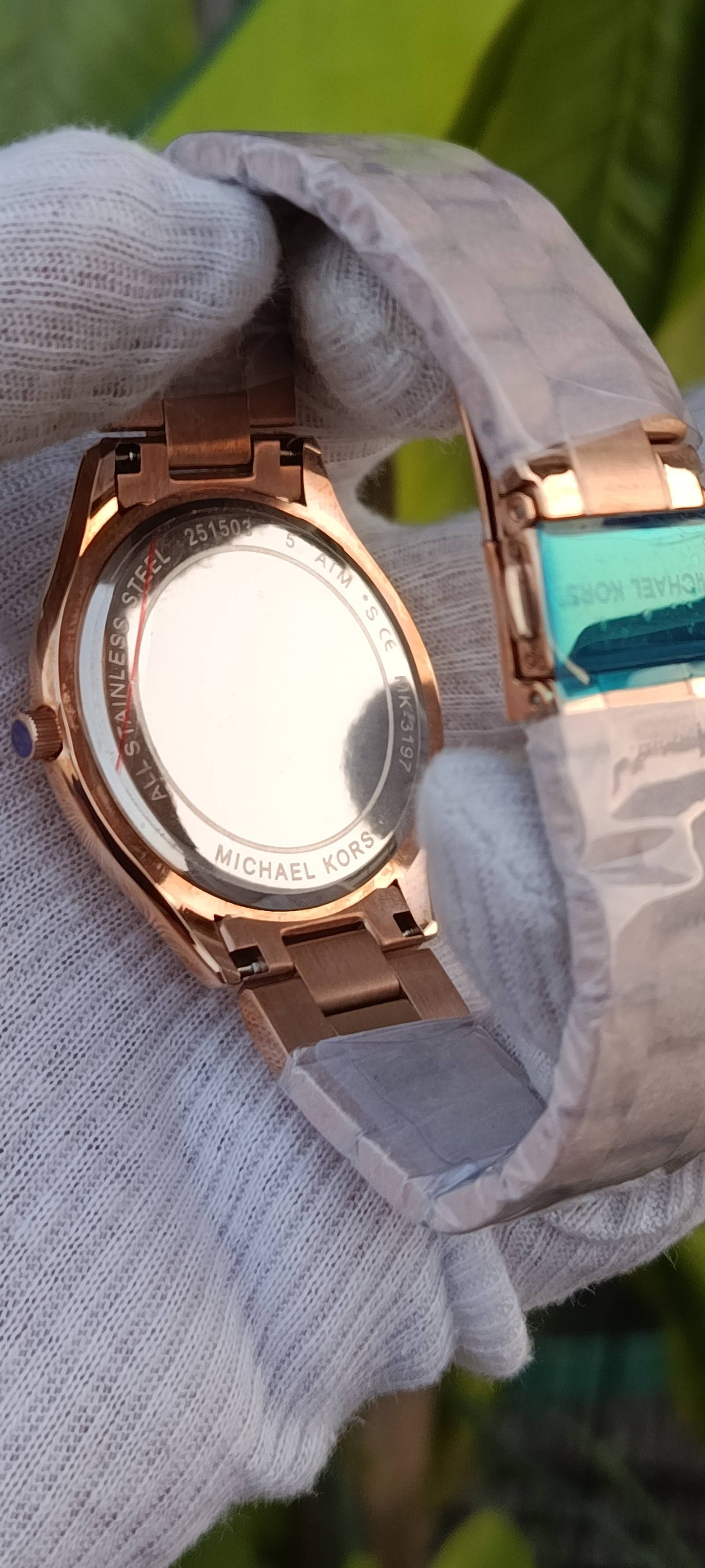 Michael Kors Slim Runway Watch – White Dial, Gold-Tone Unisex (MK3197)