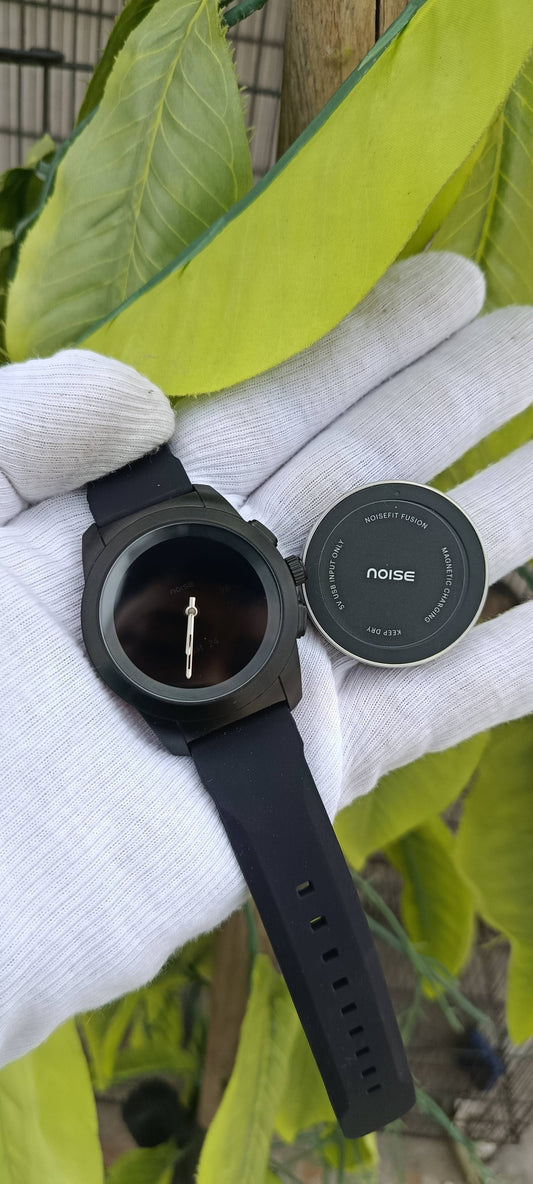 Noise Fusion Smartwatch – Black Round Dial, Silicone Strap with Magnetic Charging