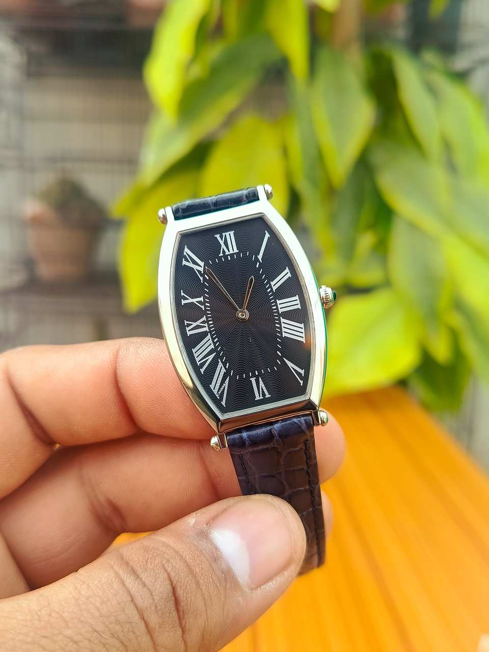 Vintage Ultra-Slim Men’s Analog Watch with Leather Strap (No Brand)